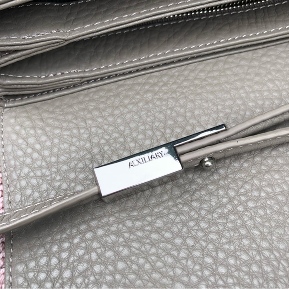 Aritzia Auxiliary Calisch Grey Crossbody Clutch Bag in Elephant Grey. - Picture 10 of 10